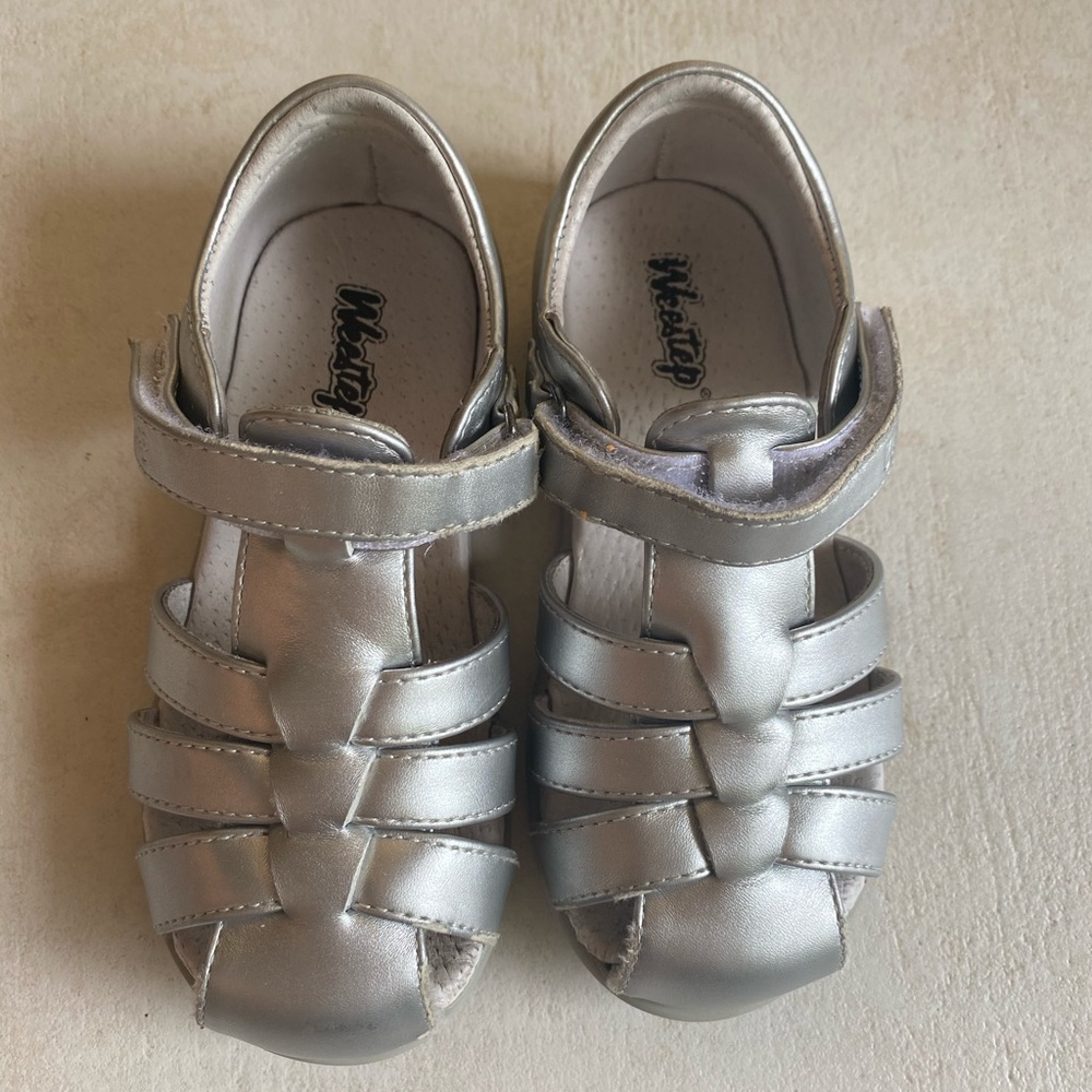 Leather sandals for girl